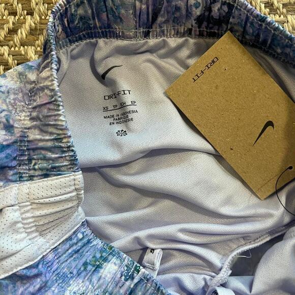 Nike training shorts NWT sz XS - Picture 3 of 4